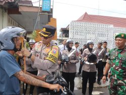 Operasi Keselamatan Semeru, Polres Trenggalek Bagi-bagi Helm Gratis