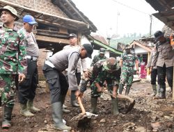 Polres Bondowoso bersama Forkopimda Gelar Baksos Salurkan Bantuan Pasca Banjir Bandang