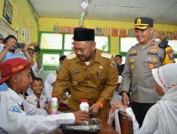 Kapolres Gresik dan Bupati Berbagi Makan Bergizi untuk Pelajar Sekolah Dasar