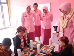 Ketua YKB Jatim Berbagi Makan Bergizi di TK Kemala Bhayangkari 81 Sumenep