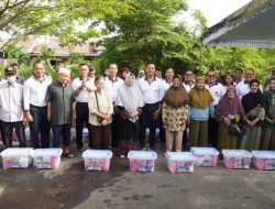 Peduli Sosial, Dankodiklatal Berbagi Sembako di Kenjeran Surabaya