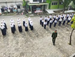 Bentuk Karakter Disiplin, Babinsa Manyar Latihkan PBB Siswa-Siswi SMP Wali Songo