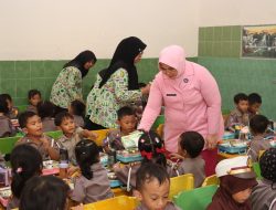 Sukseskan MBG, Ketua YKB Jatim Berbagi Makan Bergizi di TK Kemala Bhayangkari 78 Pamekasan