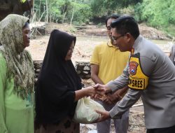 Peringati HPN 2025, Wartawan Bersama Polres Probolinggo Beri Bantuan Warga yang Terisolir Akibat Banjir