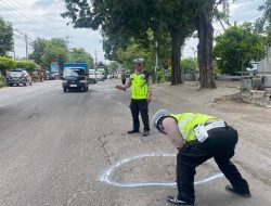 Operasi Keselamatan Semeru 2025 Polisi Beri Tanda Jalan Berlubang di Sidoarjo