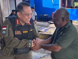 Perkuat Sinergi, Kasatgas Humas Ops Damai Cartenz Silaturahmi dengan Ketua Dewan Adat Pegunungan Bintang