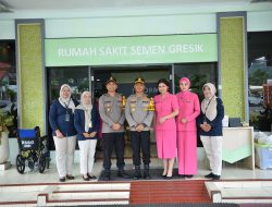 Peduli Sesama, Kapolres Gresik Bersama Ketua Bhayangkari Cabang Gresik Jenguk Anggota Sakit Aiptu Setyo Budi