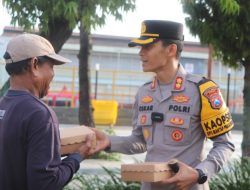 Operasi Keselamatan Semeru di Jumat Berkah Polres Tuban Ajak Masyarakat Tertib Lalin Dengan Berbagi Nasi Kotak