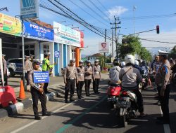 Momen Valentine, Polres Trenggalek Sosialisasi Tertib Lalin dengan Bag-bagi Coklat dan Boneka