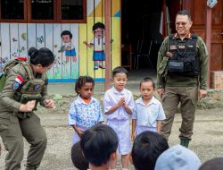 Hadirkan Senyuman di TK Negeri Pembina Oksibil, Satgas Ops Damai Cartenz-2025 Bangkitkan Semangat Anak-Anak Papua
