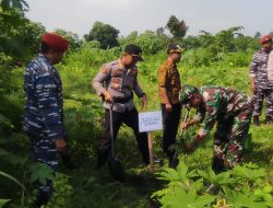 Sinergitas Polres Probolinggo Bersama TNI Lestarikan Lingkungan Tanam Pohon di Gunung Bentar