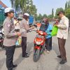 Operasi Keselamatan Semeru 2025 Polres Madiun Beri Helm dan Souvenir bagi Pengendara Tertib