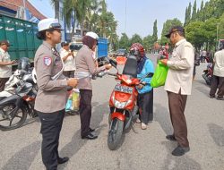 Operasi Keselamatan Semeru 2025 Polres Madiun Beri Helm dan Souvenir bagi Pengendara Tertib