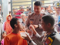 Warga Terharu saat Pemuda ODGJ di Gresik Dibantu Kapolres