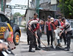 Harkamtibmas, Polres Situbondo Patroli Sambil Tambal Jalan Berlubang