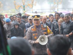 Momen Kapolresta Malang Kota Basah Kuyup, Duduk Bersila Ngobrol Bareng Mahasiswa Saat Suarakan Aspirasi