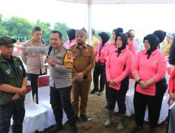Bhayangkari PD Jawa Timur Wujudkan Ketahanan Pangan Nasional Melalui Program P2L di Kota Wisata Batu   WMC|| KOTA BATU – Dalam upaya memperkuat ketahanan pangan dan mendukung program makan bergizi gratis, pemerintah terus mengoptimalkan Program Pekarangan Pangan Lestari (P2L).  Program tersebut sebagai solusi nyata dalam meningkatkan ketersediaan pangan sehat dan bergizi bagi masyarakat.  P2L juga bertujuan untuk mendorong masyarakat memanfaatkan lahan pekarangan sebagai sumber pangan mandiri, dengan menanam berbagai jenis sayuran, buah-buahan, serta beternak ikan atau unggas kecil.  Program tersebut pemanfaatannya adalah seluruh lahan pekarangan milik Polri, di sekitar kantor maupun di lahan – lahan yang belum produktif kemudian diaktifkan.  Hal itu seperti disampaikan oleh Kapolres Batu AKBP Andi Yudha Pranatha saat mendampingi Ketua Bhayangkari Daerah Jawa Timur Ny. Ade Imam Sugianto, bersama Waka Polda Jatim Brigjen Pol Pasma Royce dan istri serta pejabat utama (PJU) Polda Jatim yang mengikuti Launching P2L di Kota Batu Jawa Timur, Senin (24/2).  Kapolres Batu AKBP Andi Yudha Pranatha menjelaskan, melalui pendekatan terintegrasi dan berkelanjutan, P2L ini dalam rangka mendukung ketahanan pangan dan Program Makan Bergizi Gratis (MBG).  “Program ini dilakukan secara terintegrasi dan berkelanjutan, dengan dukungan dari berbagai pihak, termasuk pemerintah daerah, komunitas, dan dunia usaha,” ujar AKBP Andi Yudha Pranatha.  Ditambahkan oleh Kapolres Batu, Program P2L tidak hanya bertujuan untuk meningkatkan produksi pangan lokal, tetapi juga memastikan setiap warga memiliki akses terhadap makanan sehat dan bergizi.   “Kami juga mendorong hasil panen dari pekarangan masyarakat untuk dimanfaatkan dalam program makan bergizi gratis di sekolah-sekolah,” ujarnya.  Ia juga menerangkan bahwa lahan P2L akan dikelola oleh Bhayangkari di masing – masing satuan wilayah untuk dapat memberikan manfaat.  “Harapan kita ke depan terjadi kemandirian ketika masing-masing wilayah itu mampu menyuplai di dapur umum yang terdekat,“ pungkasnya.  Untuk diketahui, Launching penguatan program P2L tersebut digelar serentak di seluruh Indonesia yang dipimpin langsung oleh Ketua Umum Bhayangkari pusat, Ny. Juliati Sigit Prabowo ( istri Kapolri Jenderal Polisi Listyo Sigit Prabowo) diikuti oleh seluruh jajaran pengurus Bhayangkari di tingkat Daerah dan Cabang (gat)
