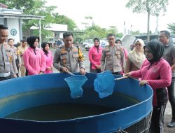 Polres Nganjuk dan Bhayangkari Tanam Pohon Alpukat, Panen Sayur dan Ikan untuk Warga