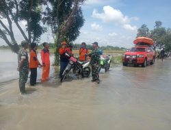 Siaga Banjir di Kecamatan Balongpanggang, Babinsa Bantu Proses Evakuasi Warga yang Terdampak
