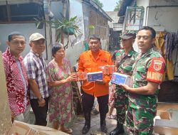 Aksi Peduli Koramil Karangpilang bersama Instansi Terkait Berikan Bantuan Kepada Warga Terdampak Luapan Sungai Brantas.