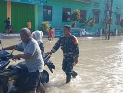 Babinsa Benjeng Siaga Banjir, Pemukiman Warga dan Persawahan Terendam Akibat Luapan Kali Lamong