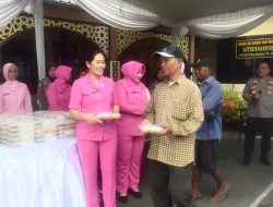 Bhayangkari dan Yayasan Kemala Bhayangkari Polres Pelabuhan Tanjung Perak Berbagi di Jumat Berkah