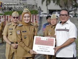 Anggota DPR RI Aprozi Alam Bersama Kemensos Serahkan Bantuan Kepada Korban Banjir