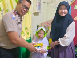 Polri Peduli Anak: Bhabinkamtibmas Polsek Tambora Bagikan Alat Tulis Sekolah