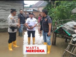 Polres OKI dan Polsek Lempuing Salurkan Bantuan Bagi Korban Banjir di Desa Tebing Suluh