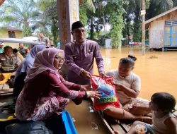 Naik Sampan, Wakil Bupati Kampar Dr. Misharti Temui Warga Serahkan Bantuan untuk Warga Terdampak Banjir di Desa Buluh Cina.