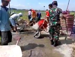 Babinsa Dukun Bersama Warga Laksanakan Karya Bakti Pembuatan Selokan