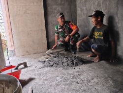 BABINSA KORAMIL 0817/06 MANYAR BERSAMA WARGA LAKSANAKAN KARYA BHAKTI PEMBANGUNAN RUMAH DI DESA PEGANDEN