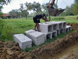 Awal pekan ini satgas TMMD ke 123 Kodim 0829/Bangkalan lanjutkan progres drainase u-ditch.