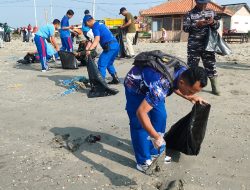 Refleksi HSN Polisi dan Mahasiswa UIM Bersihkan Sampah di Dermaga Branta Pesisir Pamekasan