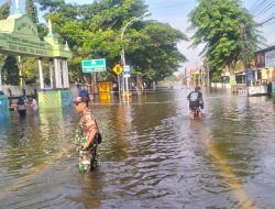 Babinsa Cerme Laksanakan Pemantauan Banjir di Wilayah Binaan