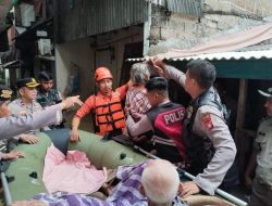 Polisi Evakuasi Lansia Korban Terdampak Banjir di Cengkareng