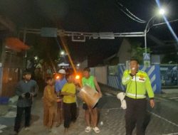 Polres Pasuruan Dampingi Warga Patrol Sahur Cegah Tawuran