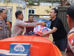 Polri Turun Evakuasi Bantu Warga Korban Banjir di Bekasi dan Depok