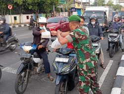 Kodim 0817/Gresik Berbagi Takjil kepada Masyarakat di Depan Makodim