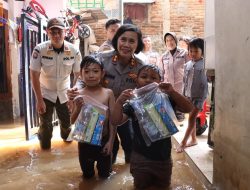 Polwan Terjun ke Kebon Jeruk, Serahkan Snack hingga Sembako ke Warga Terdampak Banjir