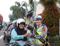 Polres Wonogiri Bagikan Takjil Bagi Pengguna Jalan