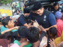 Satres Narkoba Polres Pelabuhan Tanjung Perak Bagikan Takjil Ramadan di Kawasan Jalan Kunti Surabaya