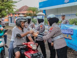 Polres Jember Himbau Masyarakat Tertib Lalu Lintas di Bulan Ramadhan Dengan Berbagi Takjil