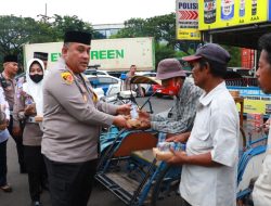 Berbagi Berkah Ramadan, Kapolres Pelabuhan Tanjung Perak Bagikan 200 Takjil Kepada Tukang Becak dan Pengguna Jalan.