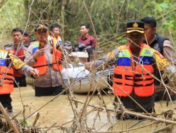 Polres Sampang Beri Bantuan Korban Banjir Dampak Luapan Sungai Kamuning