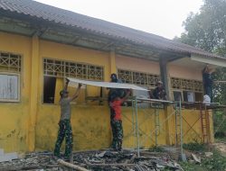 Satgas TMMD Bulan puasa tetap semangat pasang plafon di SDN 3 Katol Timur.