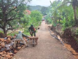 Karya Bakti Babinsa Sangkapura Bersama Warga Buat Saluran Air untuk Antisipasi Banjir