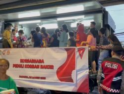 Dirikan Dapur Lapangan, Polri Bagikan 500 Porsi Makanan untuk Korban Bajir Rawajati