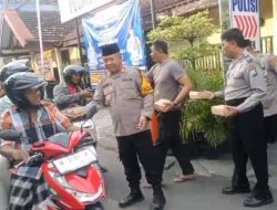 Polisi Berbagi Berkah Ramadhan, Ratusan Takjil Dibagikan di Depan Polsek Semampir
