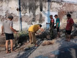 Babinsa Bersama Warga Karya Bakti Pembersihan Lingkungan, Perkuat Kebersamaan